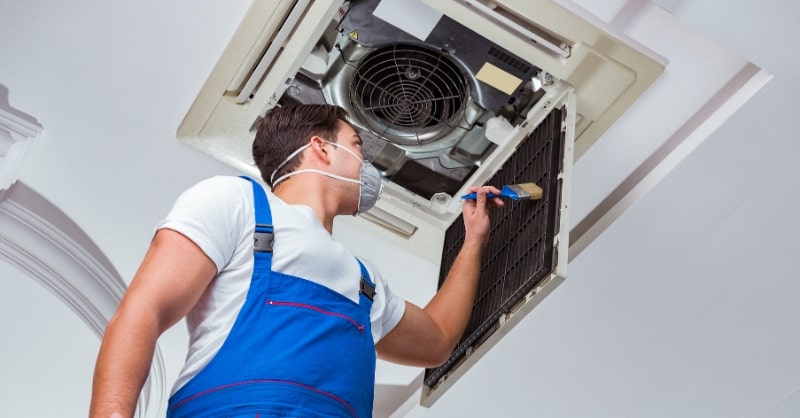 8 lưu ý khi vệ sinh máy lạnh âm trần hiệu quả