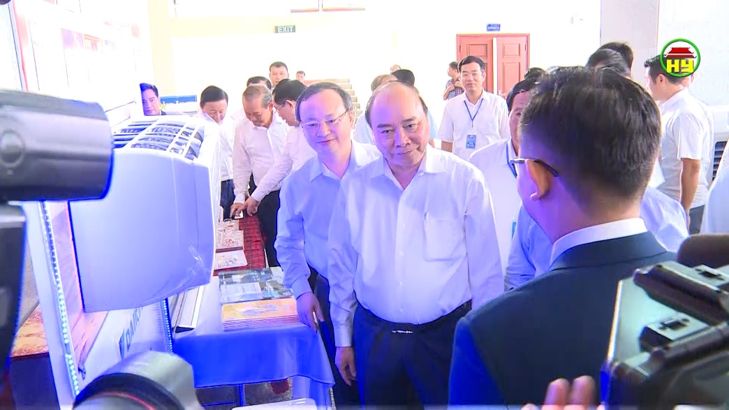 Thủ tướng Nguyễn Xuân Phúc đến thăm gian hàng Daikin Vietnam tại Hưng Yên