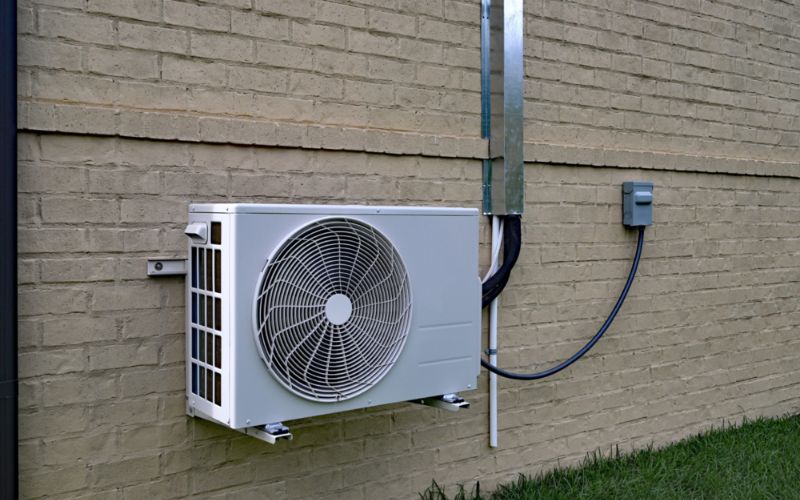 Cục nóng máy lạnh chảy nước nên làm gì? Cách xử lý nhanh gọn nhất?